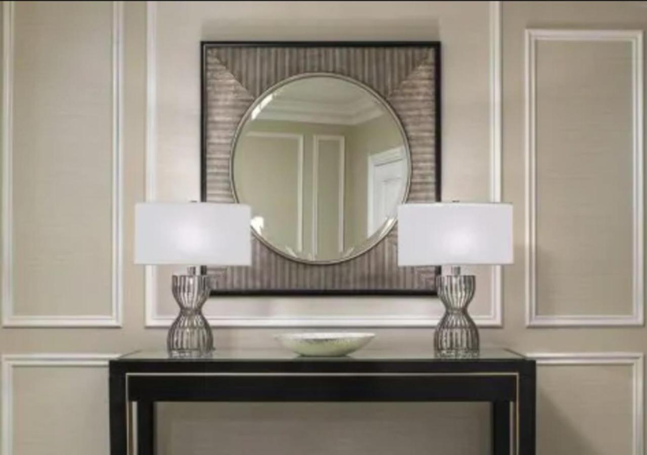 The Venetian Resort Las Vegas Esterno foto A console table with two table lamps